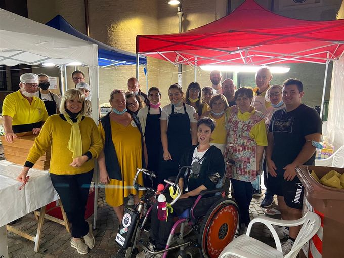 UNA PARTE DI VOLONTARI CHE HA CONTRIBUITO ALLA 13à FESTA DELLA POLENTA